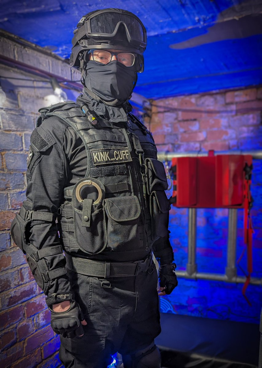 So, will I be seeing you at Darklands? 👀

#SWATkink #TacticalGay #darklands2025