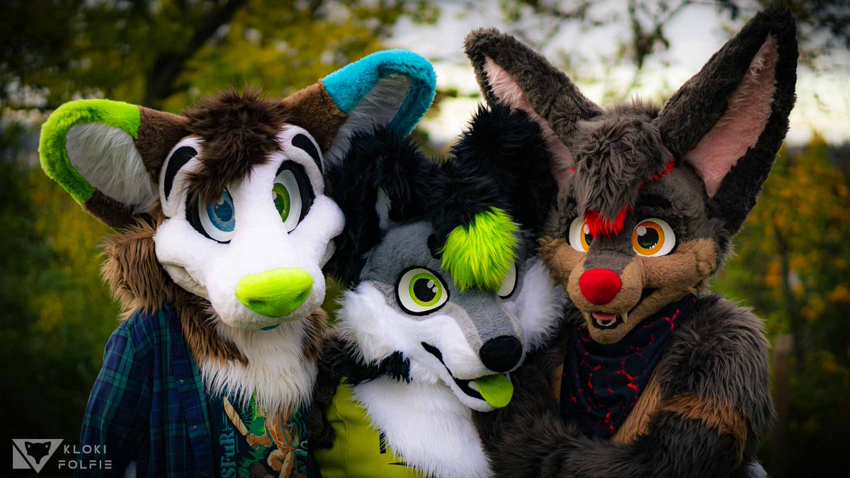 Oh, I found this nice photo from HO with @GoodBoyNowi and <a href="/ShinyEmagan/">Emagan</a>.
📸<a href="/KlokiFolfie/">KlokiFolfie</a>
#FursuitFriday #fursuit #furryfandom