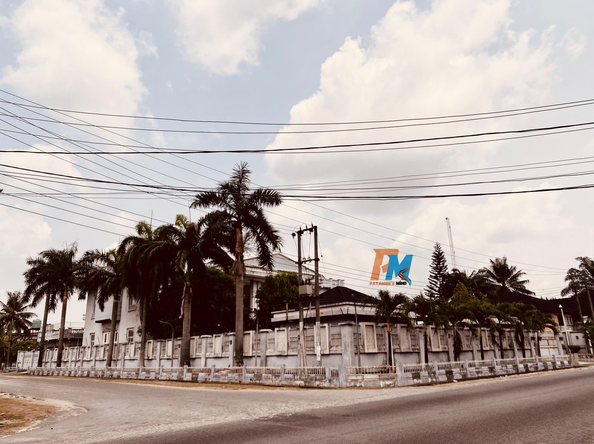 DubaminiP's tweet photo. What comes into mind the moment you sight a beautiful house on the streets of GRA? 
In some funny ways, your mind gives you this unusual confidence that “no worry, I go build the one wey beta pass this one…”

#patamini 
#shot &amp; edited by PATAMINI https://t.co/L5hiHXNEoM