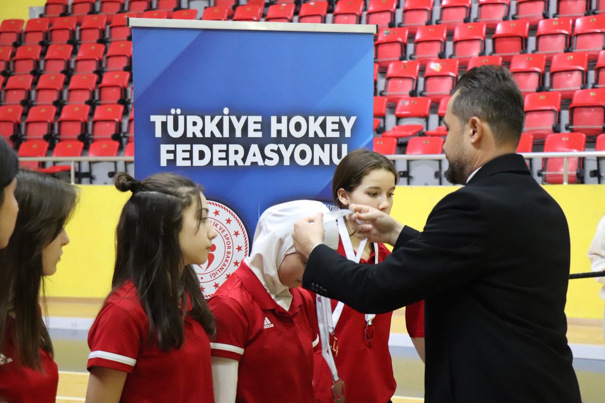 Kadınlar Salon 1. Lig 3.'sü İndos SK! 👏 Kulübümüze kupa ve madalyası Toprakkale Gençlik ve Spor İlçe Müdürü Can Mustafa Ünal tarafından takdim edildi.