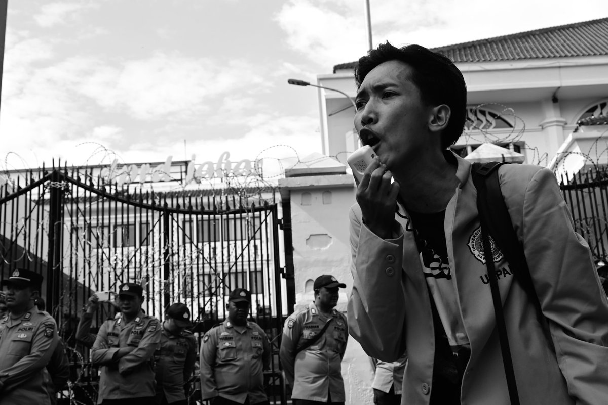 Terikan mahasiswa Bandung. Jumat, 21 Februari 2025 pukul 17.00 WIB. Dukung, pantau terus aksi melantangkan #IndonesiaGelap.

#BandungBergerak