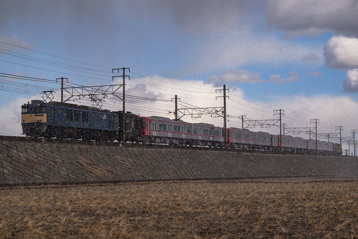 2/19(水)
9777レ　EF64 1037+ヨ8925+9120系9122F+9121F+9520系9521F+ヨ8632+DD200 11

本音は晴れてほしかった。
でも予報だと微妙だったから曇ってもしゃーないとは覚悟してた。

吹　雪　く　の　は　聞　い　て　な　い　。