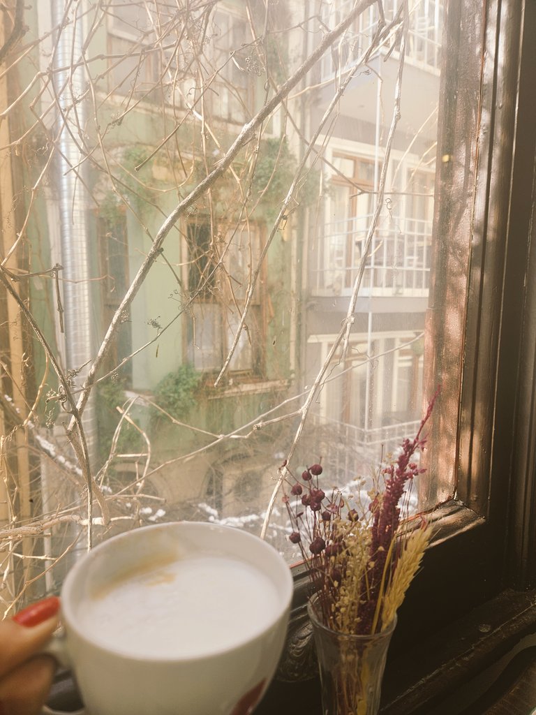 skongur's tweet photo. Beyoğlu'nun en  güzel şarap evlerinden @qirixsanat ...Bu soğuk, karlı kış gününde, yanan soba ve sıcacık ortama eşlik eden şahane müzikler ile harika...Hele kimselerin olmadığı bu saatlerde...Curcunadan uzak...
#qirixsanat #Beyoglu #pera #istanbul💕 https://t.co/SW3E14dpoU