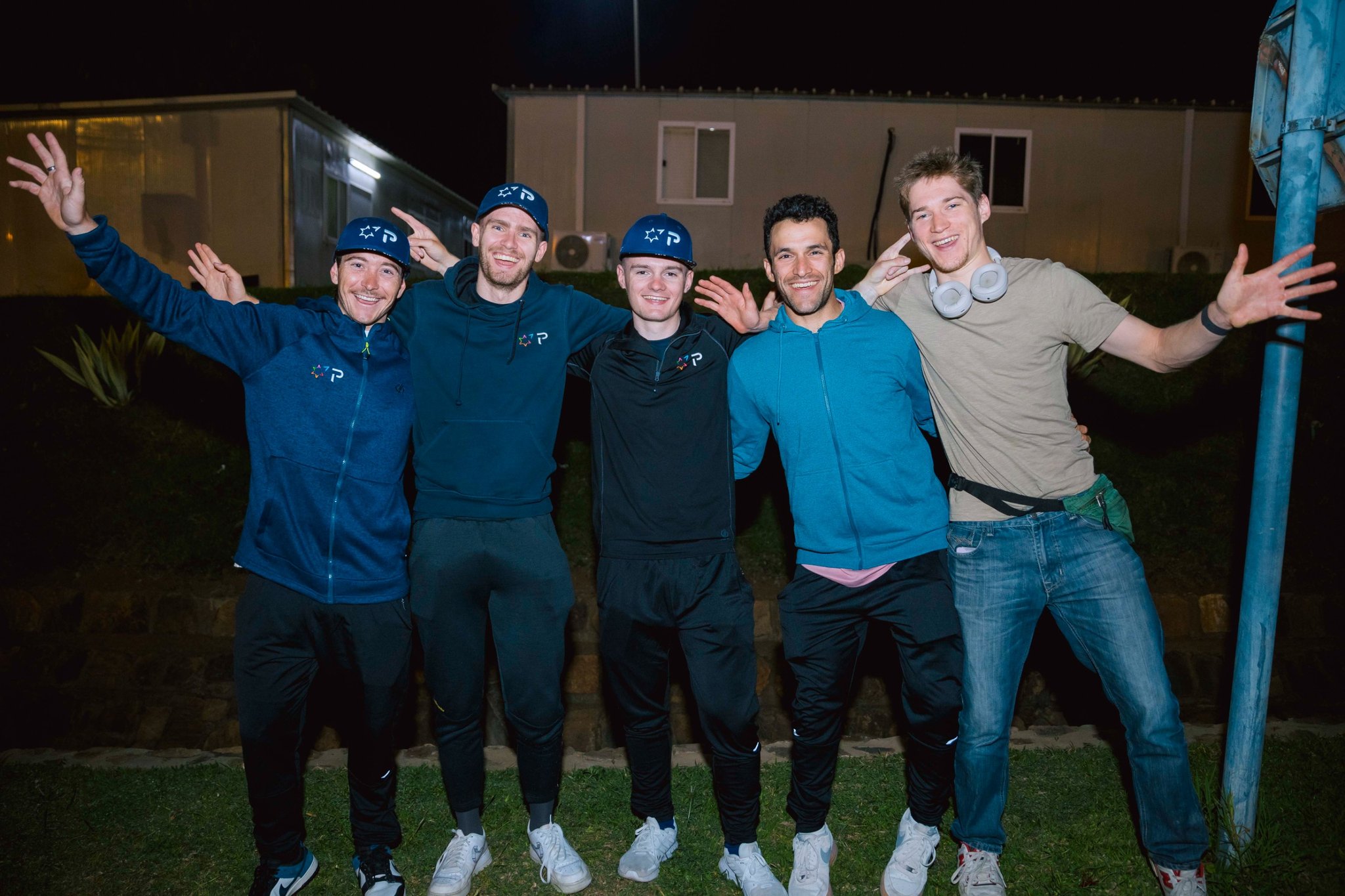 GkTc9S_WAAAVjev?format=jpg&name=large