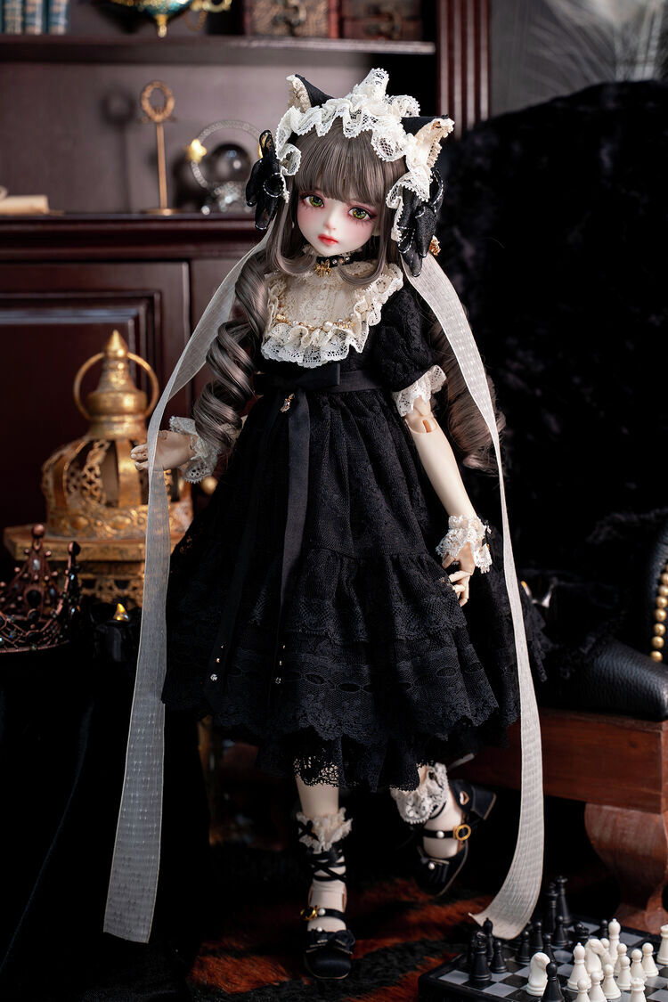 DOLKSTATION's tweet photo. 【DOLK×MELODY.C×MYOU DOLL】

──にがてなものは、そうじきとおふろ。

➡https://t.co/gIQKZ7XuvM

猫の日を記念し、Zuzanaが可憐な黒猫に！
大人気アーティストTaira氏の限定メイクと、MELODY.Cによる黒猫の限定ドレスによって、愛すべき黒猫Zuzanaが誕生しています。

先着順、どうぞお早めに🐾 https://t.co/zCgEO8I70B
