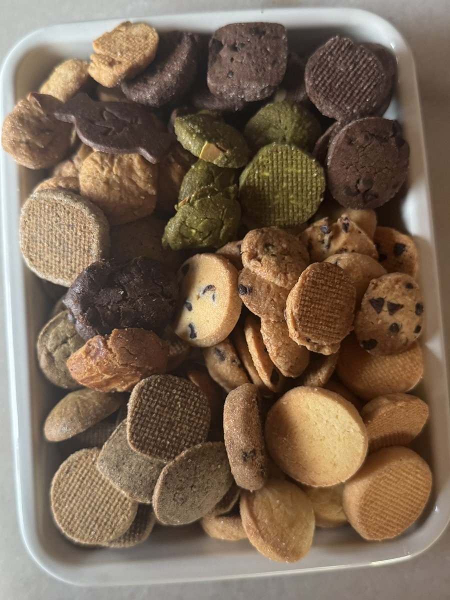 ramunesable's tweet photo. 久しぶりに🍪
端っこや割れ、半端など商品になれなかったクッキーを助けてくれる方を募集します！
写真くらいの量(約650ｇ)を1名様にプレゼント🐿🍪
このアカウントをフォロー＆このポストをリポストで応募完了！
期限は2025/2/22（土）20:00まで。

⚠️2枚目の注意事項をよく読んでご応募下さい🍪 https://t.co/KOwvmvhNU0