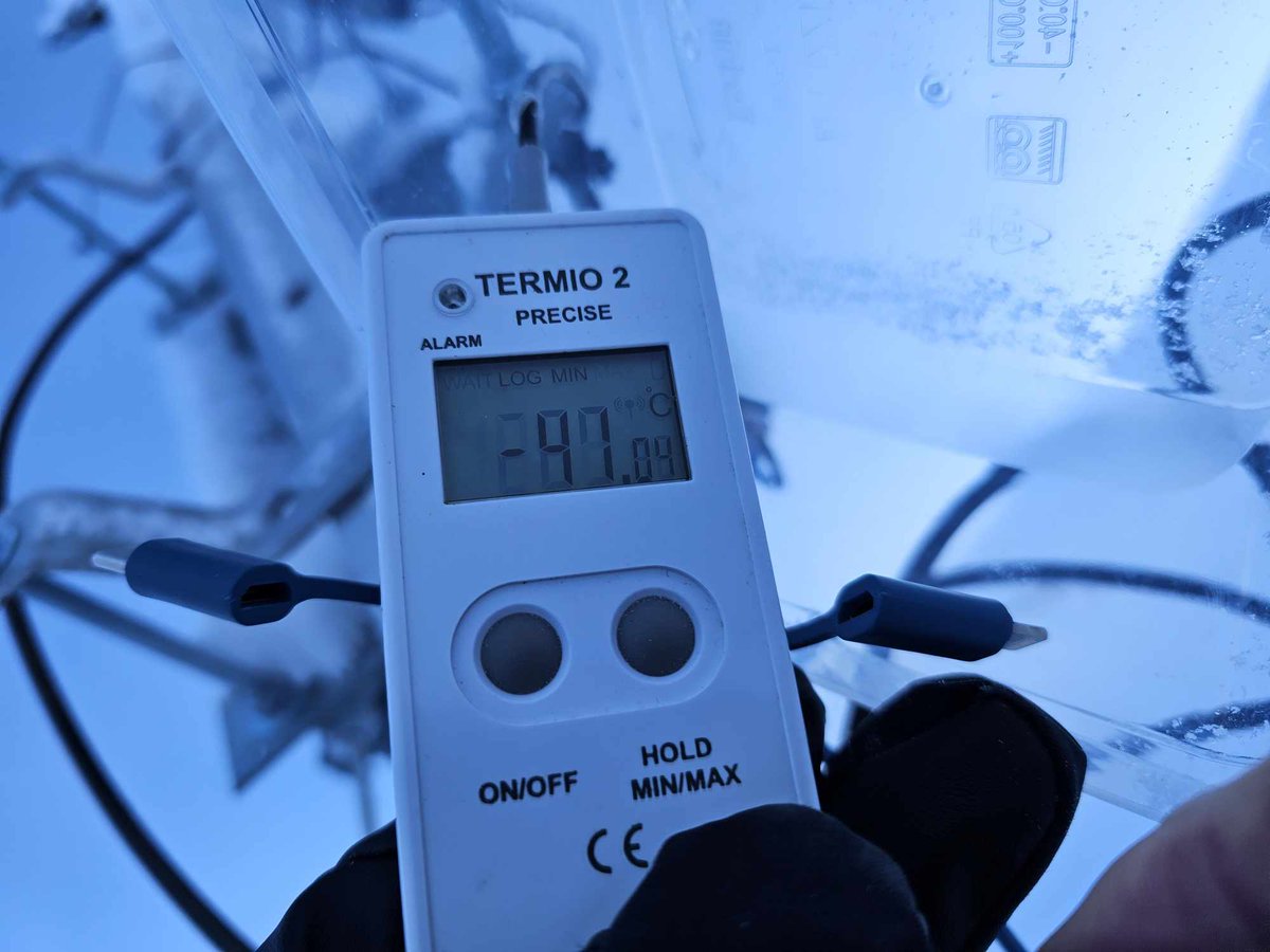 Ardo_94's tweet photo. Mamy zdjęcie pomiaru offline z rejestratora od Michała z naszego zespołu. Termio wskazał min -41,04°C #LitworowyKocioł #Tatry #CzerwoneWierchy #Biegunzimna https://t.co/kgBLLzF0er
