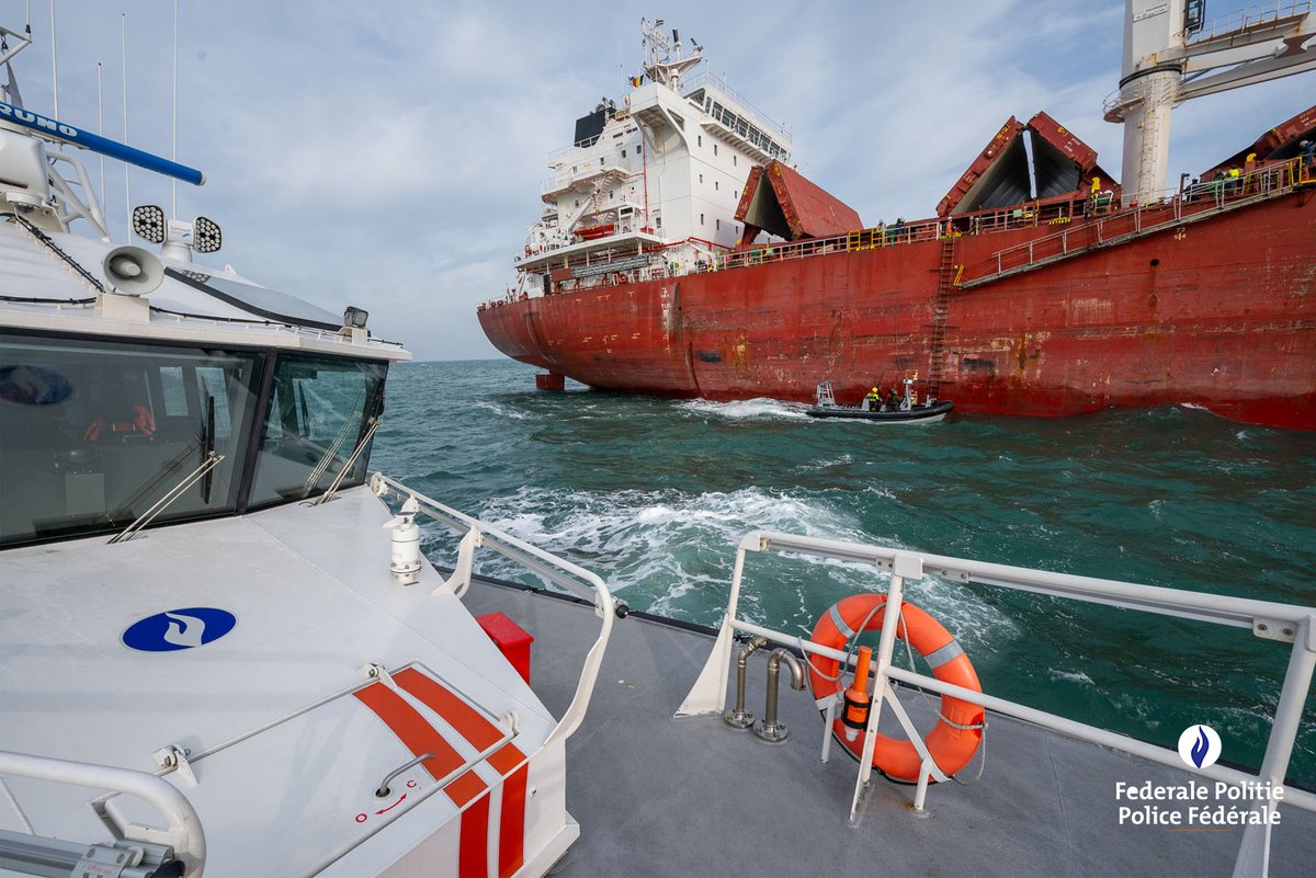 federalepolitie's tweet image. Samen met de #Douane, de @thebelgiannavy, en de @FODMobiliteit heeft de Scheepvaartpolitie Kust onlangs grondige multidisciplinaire #controles aan boord van #schepen op zee uitgevoerd waarbij elke partner de controle vanuit zijn eigen expertise uitvoerde.