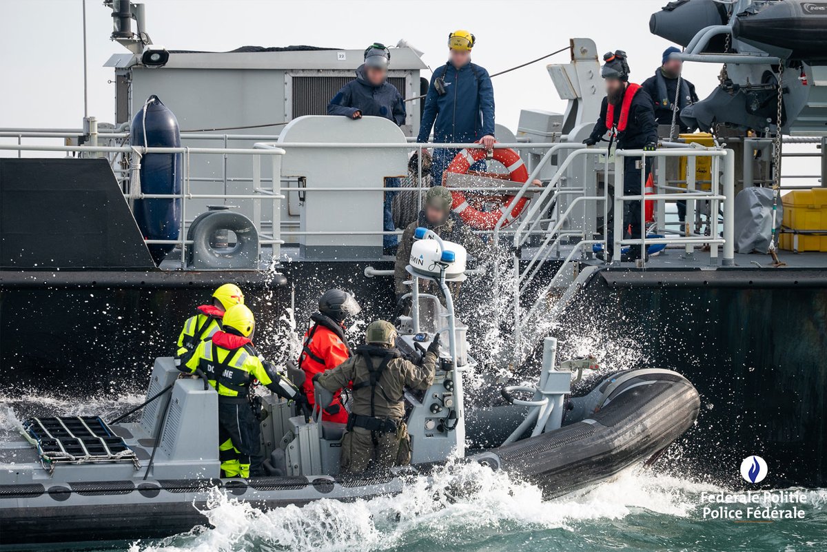 federalepolitie's tweet image. Samen met de #Douane, de @thebelgiannavy, en de @FODMobiliteit heeft de Scheepvaartpolitie Kust onlangs grondige multidisciplinaire #controles aan boord van #schepen op zee uitgevoerd waarbij elke partner de controle vanuit zijn eigen expertise uitvoerde.