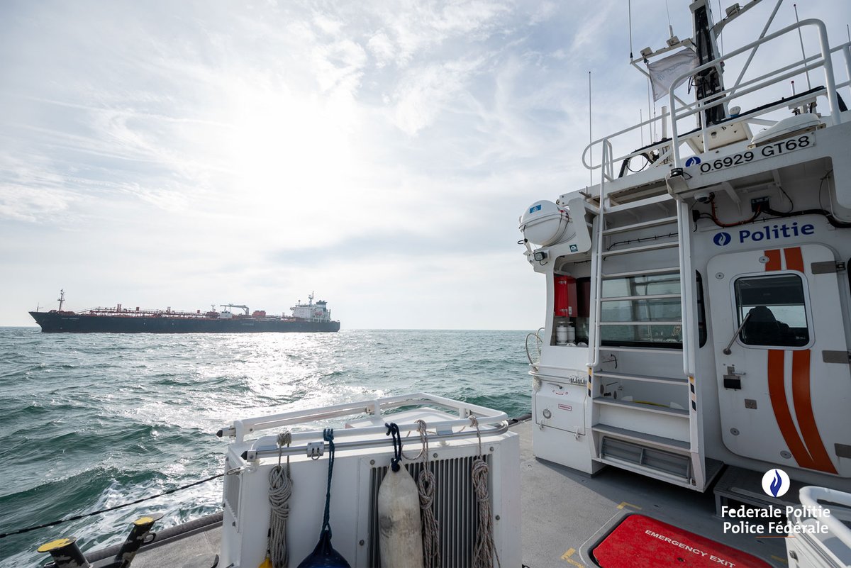 federalepolitie's tweet image. Samen met de #Douane, de @thebelgiannavy, en de @FODMobiliteit heeft de Scheepvaartpolitie Kust onlangs grondige multidisciplinaire #controles aan boord van #schepen op zee uitgevoerd waarbij elke partner de controle vanuit zijn eigen expertise uitvoerde.