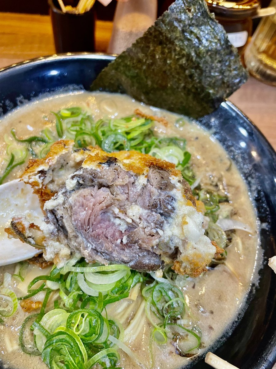 #特製ラーメンはせがわ
がんもこってり

注文と同時に油で何かを揚げる音が、注文してから揚げて作ってるのか？(デジャブ笑)、そして着ドン、ドンと乗った巨大ながんも、一口かじると、ん？んん、これは肉塊、がんものころもが付いた肉塊だ、中の肉も最高に美味かった、ごっちゃんです

#ラーメン
