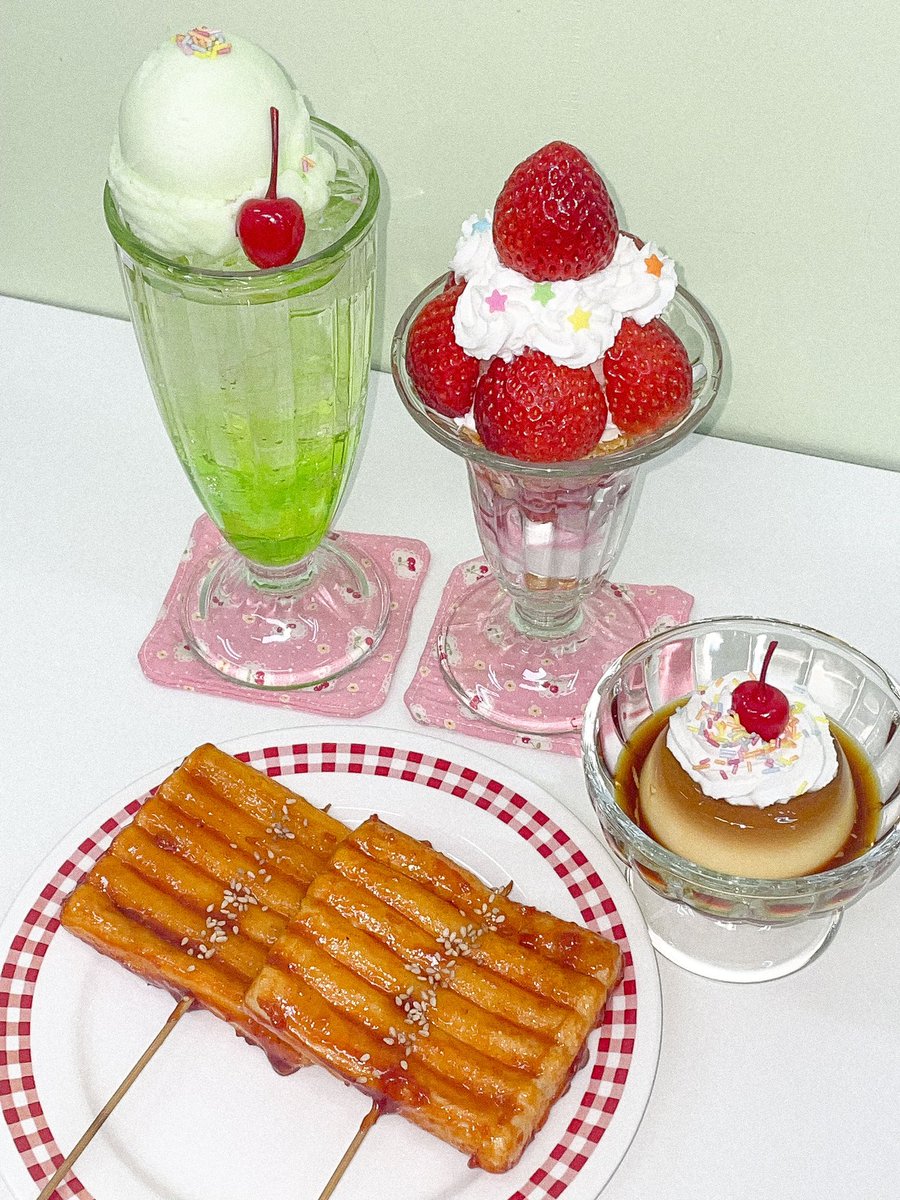 수잇해피 베스트 한상 .. 
: 메론소다와 딸기파르페, 떡꼬치와 푸딩으로
인기 메뉴 쏙 골라 맛보는 구성의 한상입니다