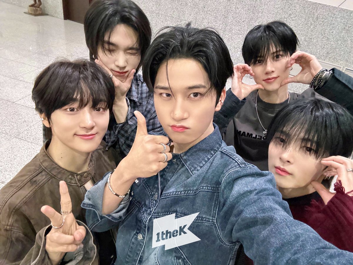 Lun8_Spain's tweet photo. INFOℹ️21022025
Fotos de #LUN8 tras la actuación de #Butterly en #On_the_Spot de 1theK.
«El selfie parece un regalo. 🎁Gracias a ti mi felicidad es infinita… ✨Nos vemos de nuevo en #온더스팟🦋»
La actuación se puede ver aquí:
🔗https://t.co/0xFpzJeN0G
#루네이트 #나비 https://t.co/28FqeXbjqi