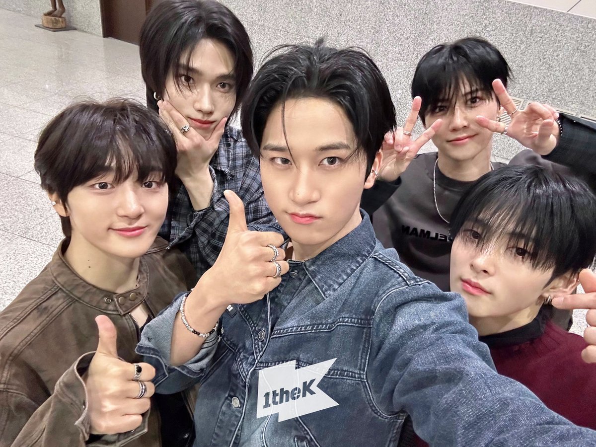 Lun8_Spain's tweet photo. INFOℹ️21022025
Fotos de #LUN8 tras la actuación de #Butterly en #On_the_Spot de 1theK.
«El selfie parece un regalo. 🎁Gracias a ti mi felicidad es infinita… ✨Nos vemos de nuevo en #온더스팟🦋»
La actuación se puede ver aquí:
🔗https://t.co/0xFpzJeN0G
#루네이트 #나비 https://t.co/28FqeXbjqi