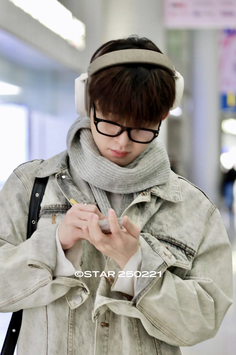 star_star1022's tweet photo. 250221 ｜ICN 출국

아니.. 오늘 한빈이 찾을 수 없어서 계속 뛰어서 토할 뻔해..진짜😞 그래도..너무 잘생겨당..💘

#비아이 #김한빈 #kimhanbin @shxx131bi131 https://t.co/VxiFVrHVyr