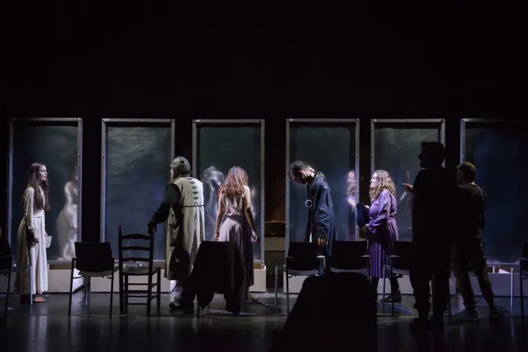 📢 <a href="/fernangomezCCV/">Fernán Gómez CCV</a> prorroga una semana más 'Los gigantes de la montaña', obra inconclusa de #Pirandello producida por <a href="/AlmaVivaTeatro/">AlmaViva Teatro</a> que nos traslada la relación entre el arte y un presente deshumanizado.

¡Amplía info. con el reportaje de <a href="/Joseaalba/">José Antonio Alba</a>!👇🏻
revistagodot.com/eres-quien-des…