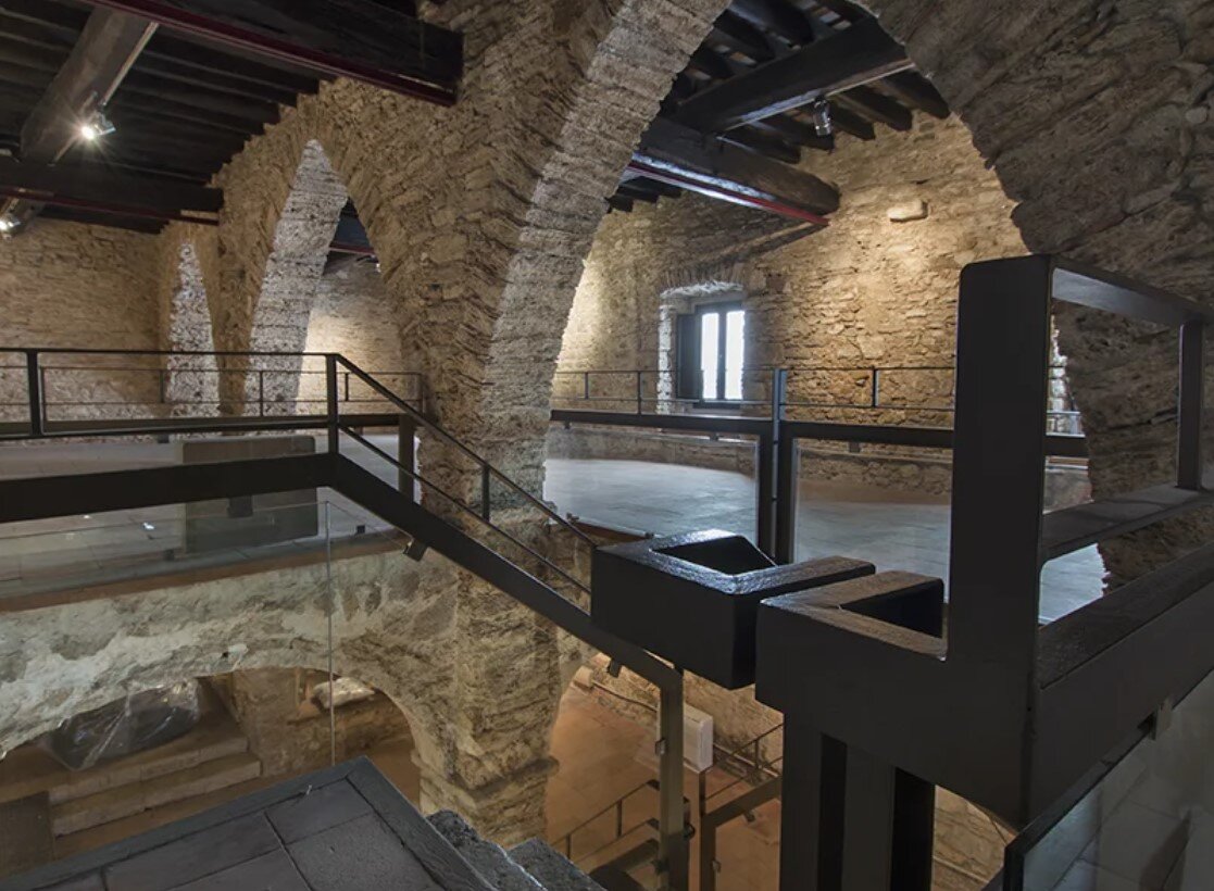 MNACTEC's tweet photo. 🧵Per què la Llotja del Tint de Banyoles és tan alta? 🤔 

👉Estava destinada al tint de robes i teixits de llana que s'elaboraven a Banyoles, i, durant el procés de tint, es produïen vapors insans, que s'intentaven evitar amb l'alçària de l'edifici. 

🔗 https://t.co/6Kuk1epMfP https://t.co/0Bpicx62ht