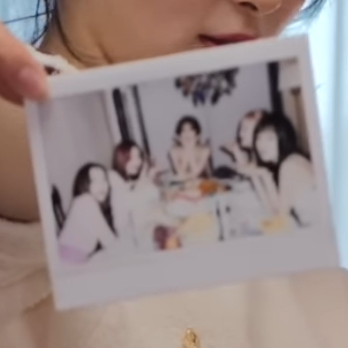 An unreleased photo of Red Velvet from Seulgi’s latest vlog 🥹

💛youtu.be/QpSda7x7eTw?si…

#SEULGI #슬기
#RedVelvet #레드벨벳