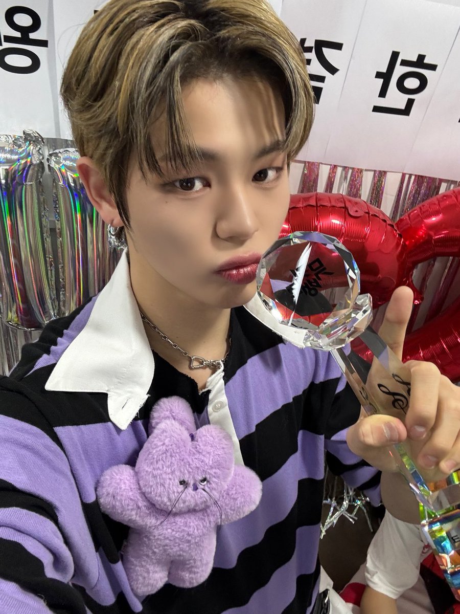 EVNNE_official's tweet photo. 엔브가 만들어준 소중한 1위 고마워어어🙇‍♂️
남은 활동도 화이팅!

#EVNNE #이븐
#문정현 #MUNJUNGHYUN https://t.co/j2MZbBYe9k