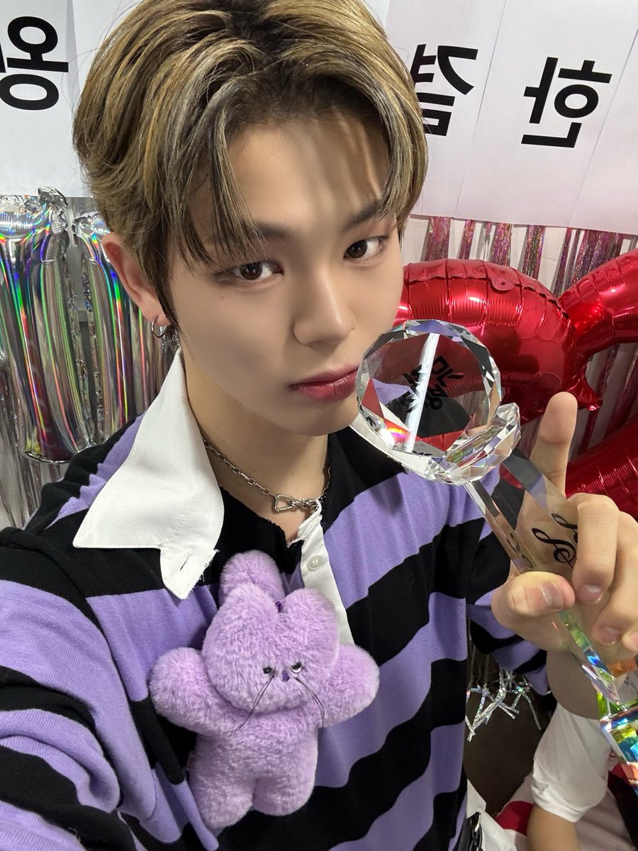 EVNNE_official's tweet photo. 엔브가 만들어준 소중한 1위 고마워어어🙇‍♂️
남은 활동도 화이팅!

#EVNNE #이븐
#문정현 #MUNJUNGHYUN https://t.co/j2MZbBYe9k