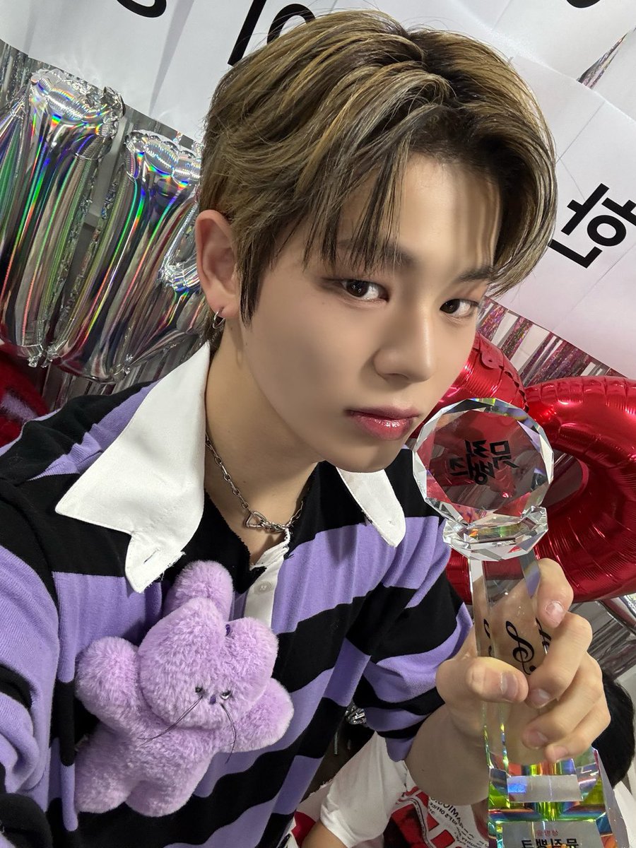 EVNNE_official's tweet photo. 엔브가 만들어준 소중한 1위 고마워어어🙇‍♂️
남은 활동도 화이팅!

#EVNNE #이븐
#문정현 #MUNJUNGHYUN https://t.co/j2MZbBYe9k