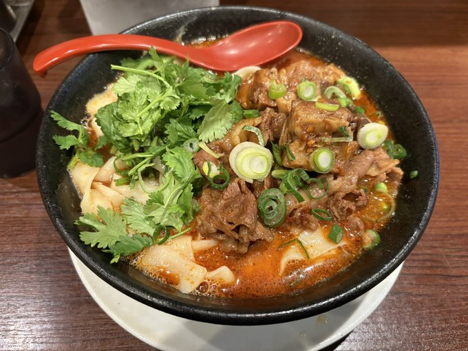 初めて入る四川料理の店で牛肉刀削麺を食べました。程良い辛さでいい汗をかきました💦 