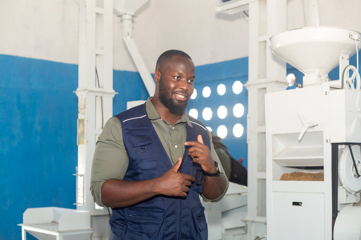AlanAwimbo's tweet image. Yesterday, we had the privilege of launching the first milling house equipped with a high-tech rice processing machine in Kambia, together with Hon. Minister of Agriculture and Food Security, Henry Musa Kpaka. This marks a major step in empowering smallholder farmers with the…