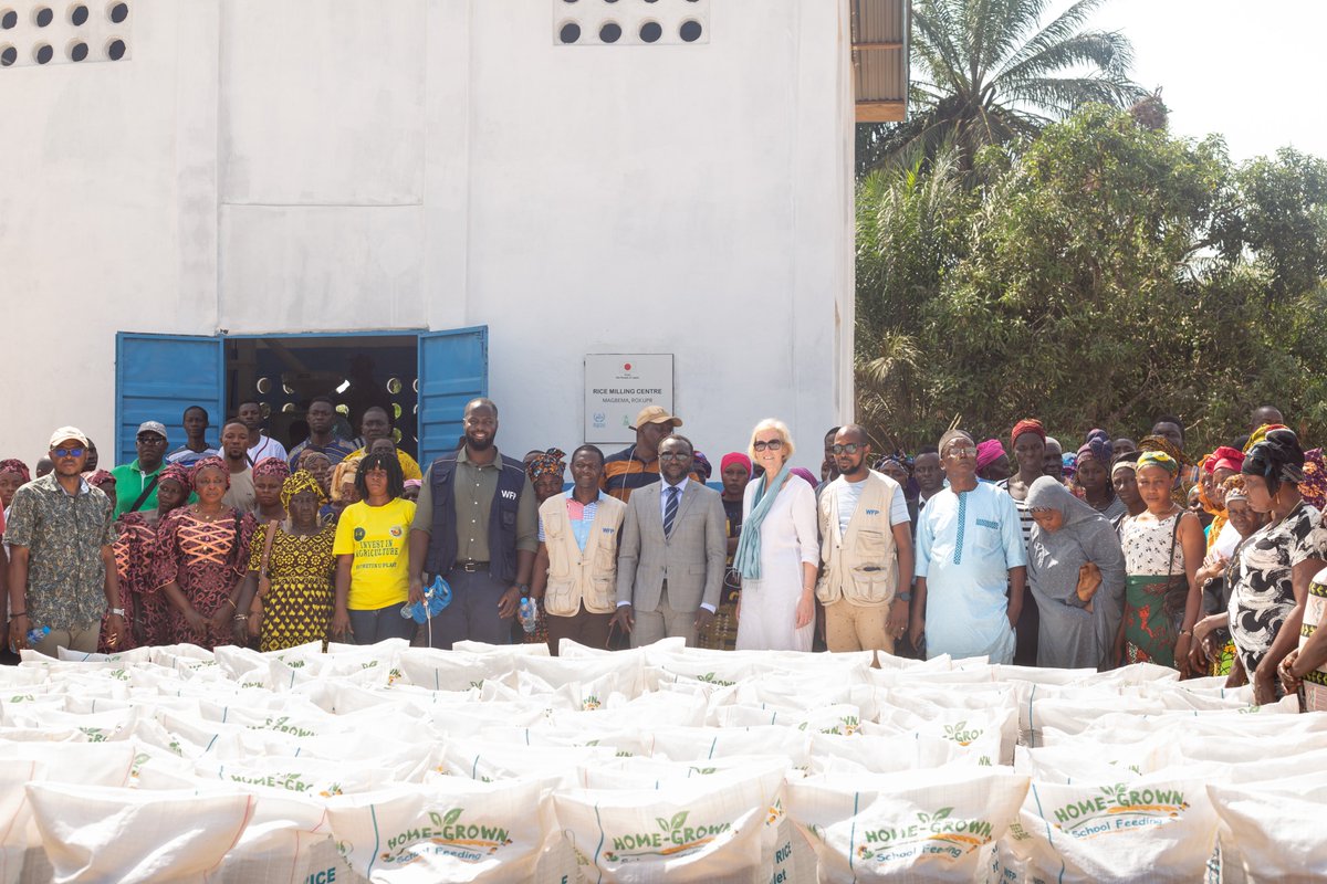 AlanAwimbo's tweet image. Yesterday, we had the privilege of launching the first milling house equipped with a high-tech rice processing machine in Kambia, together with Hon. Minister of Agriculture and Food Security, Henry Musa Kpaka. This marks a major step in empowering smallholder farmers with the…