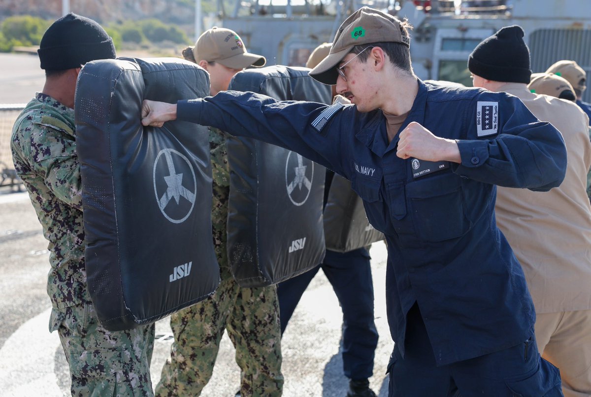 USNavyEurope's tweet image. @ussthesullivans makes deployment look cool 😎

Check out some photos from the last few weeks!

📸 MCSN Whitten Helton 

#Navy #Sailors #Deployment #Military #Aviation #FlyNavy