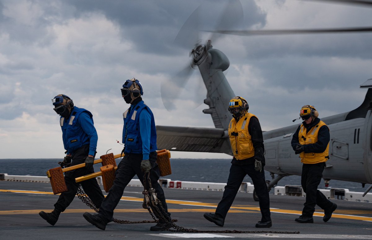 USNavyEurope's tweet image. @ussthesullivans makes deployment look cool 😎

Check out some photos from the last few weeks!

📸 MCSN Whitten Helton 

#Navy #Sailors #Deployment #Military #Aviation #FlyNavy
