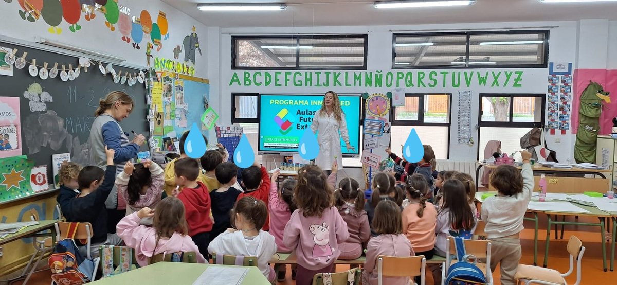 aqualia's tweet photo. 🎒📚 Convertimos en investigadores del #agua a los alumnos de segundo de infantil del CEIP Guadiana de #Badajoz. A través de distintos 🧪 experimentos, nuestra compañera María Dolores Muñoz, responsable del Laboratorio del servicio de #Aqualia en el municipio, les ha explicado qué hay detrás del ciclo integral del #agua 💦 y cómo, entre todos, podemos cuidar de este recurso.