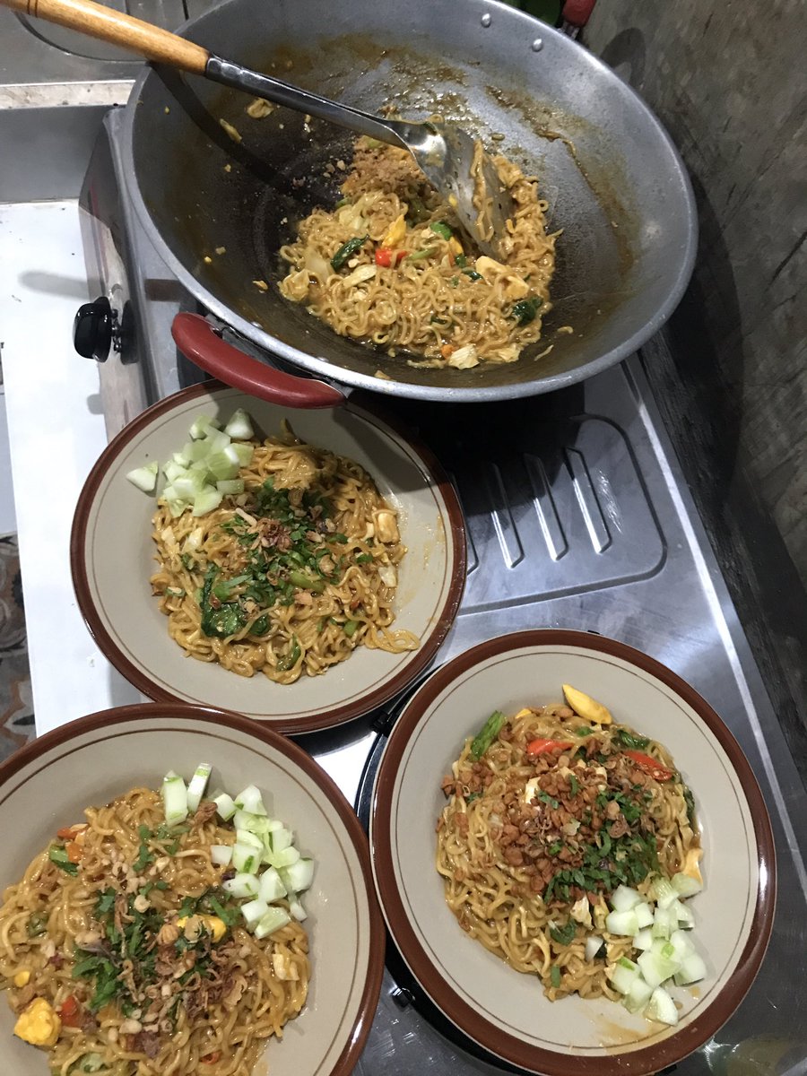 alipanii_'s tweet photo. @FOODFESS2 mukbang mie nyemekkk 9/10 https://t.co/fSMyzp4Z5Y