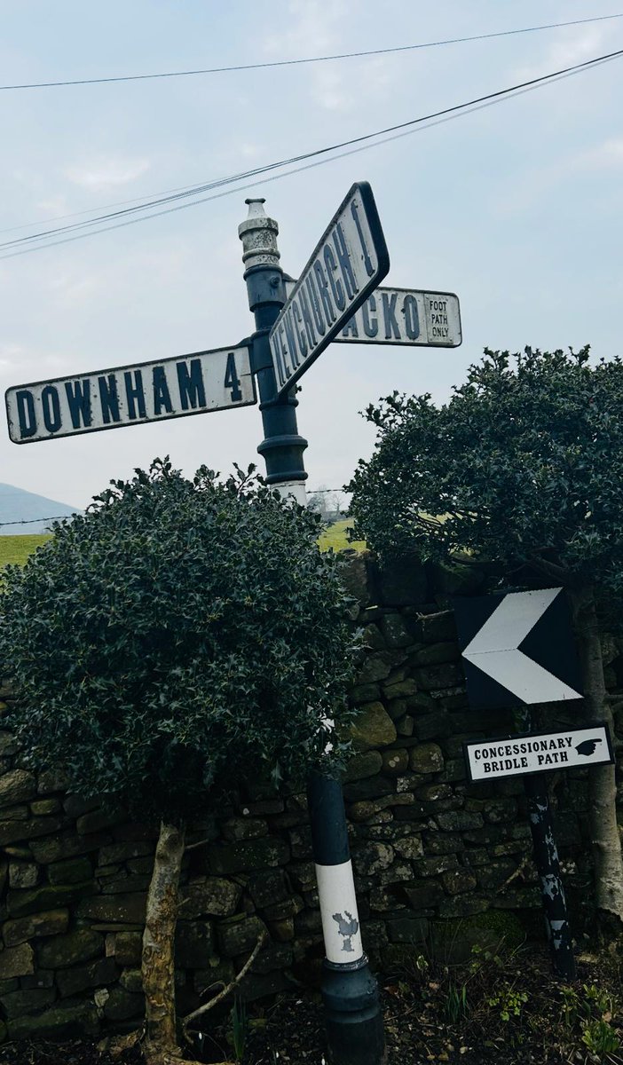 East Lancashire is the destination for today's #fingerpostfriday courtesy of <a href="/N1KLA/">Nicola Lonsdale</a> and what a beauty, complete with bridle path sign too for bonus points. Lovely, clean, and complete. More please! <a href="/FingerpostFri/">Fingerpost Friday</a> #signs #roads #lancashire