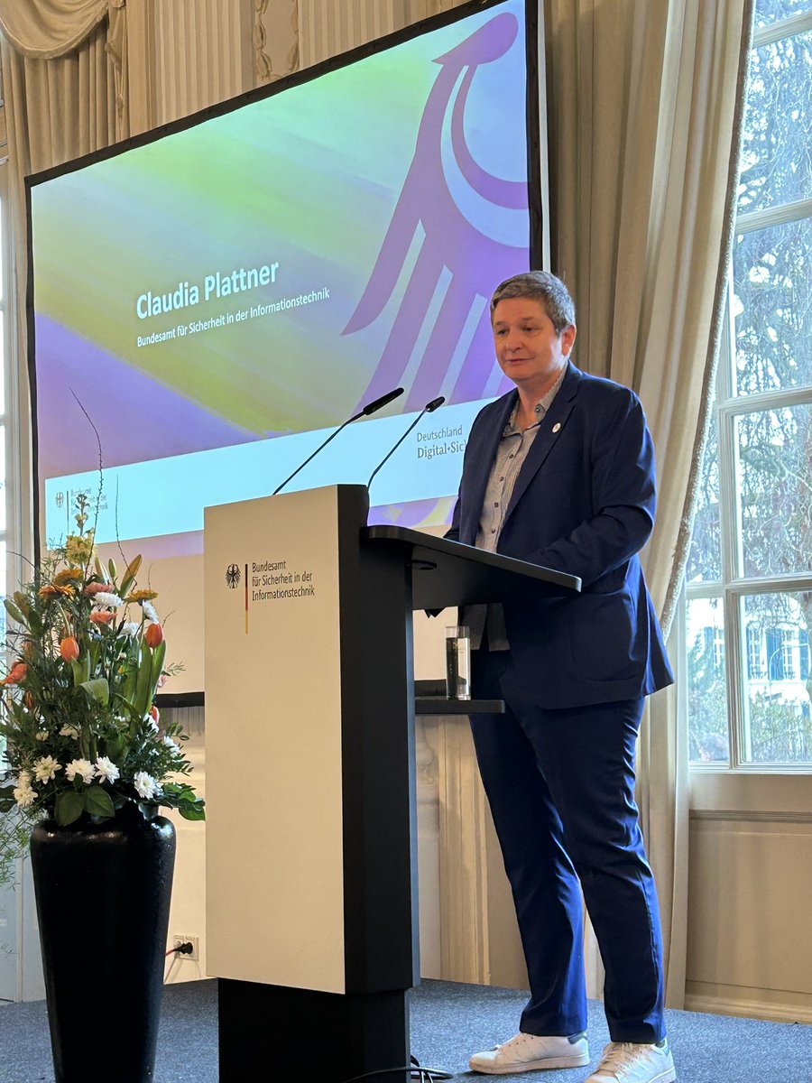Klaus_Mueller's tweet photo. Die @bnetza gratuliert dem neuen @BSI_Bund Vizepräsidenten @thomascaspers und freut sich auf die #Zusammenarbeit. Und wir danken Gerhard Schabhüser @g_shbr für die letzten Jahre und seine Verdienste um die #Cybersicherheit.
#DigitalclusterBonn @BMI_Bund @cio_bund https://t.co/SvcdyLTGYg