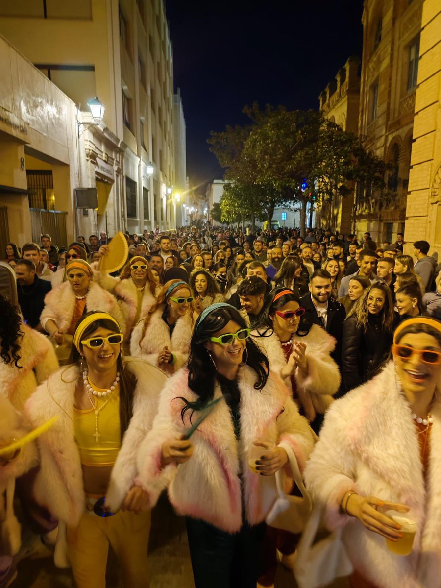 ⭐️💜💙❤️💛💚🧡⭐️

aSi 0s K€R€m0 v£R ‼️ 

F£Lic€s y L0k@S p0r ViVir £l CaRnAVaL
c€rkiTA d£ vU£sTrAs ShOniKET3s. 

n0ºs V€m0ºs  £n lA$ cALL€s. 

 ⭐️💜💙❤️💛💚🧡⭐️
Enhorabuena a las semifinalistas!! 🫶🏼👏🏼👏🏼

Salud, Libertad ✊🏼y mucho Gaditanismo 💜

#unachirigotaconshonikete