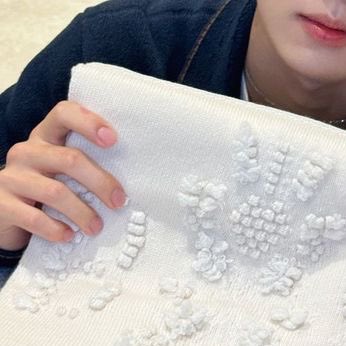 ymarkheart's tweet photo. pretty hands >< https://t.co/ofTccncVmm