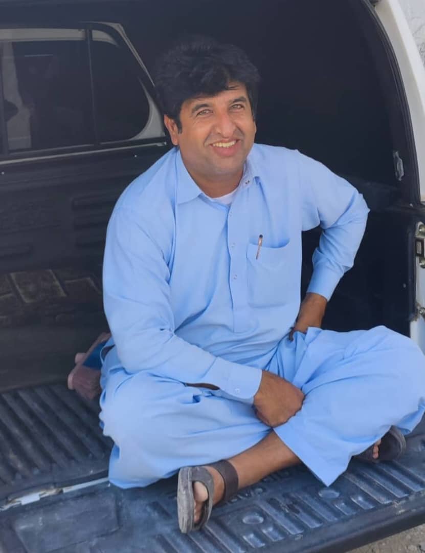 دیروز توی سواحل دریای مکران در نزدیکی تالاب صورتی،یک دختر خردسال گردشگر   دچار غرق شدگی شد ،عبدالحمید قهرمان و بلوچ با وجود اینکه شش ماه پیش دچار تصادف شده بود مشکل تنگی نفس هم داشت خودشو به آب دریا زد و دختر رو نجات داد و خودش متاسفانه به علت تنگی نفس جان داد یادش گرامی مرد بزرگ