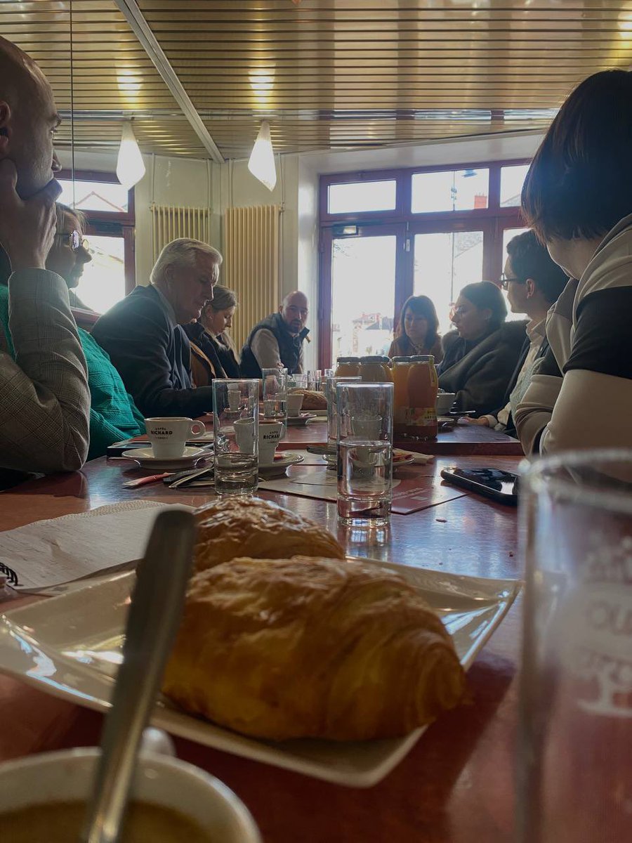 ☕️🥐 Café-croissant matinal avec des citoyens tirés au sort pour des échanges sur la simplification des procédures administratives, la mobilité, les écrans chez les jeunes ou encore la sécurité avec @michelbarnier