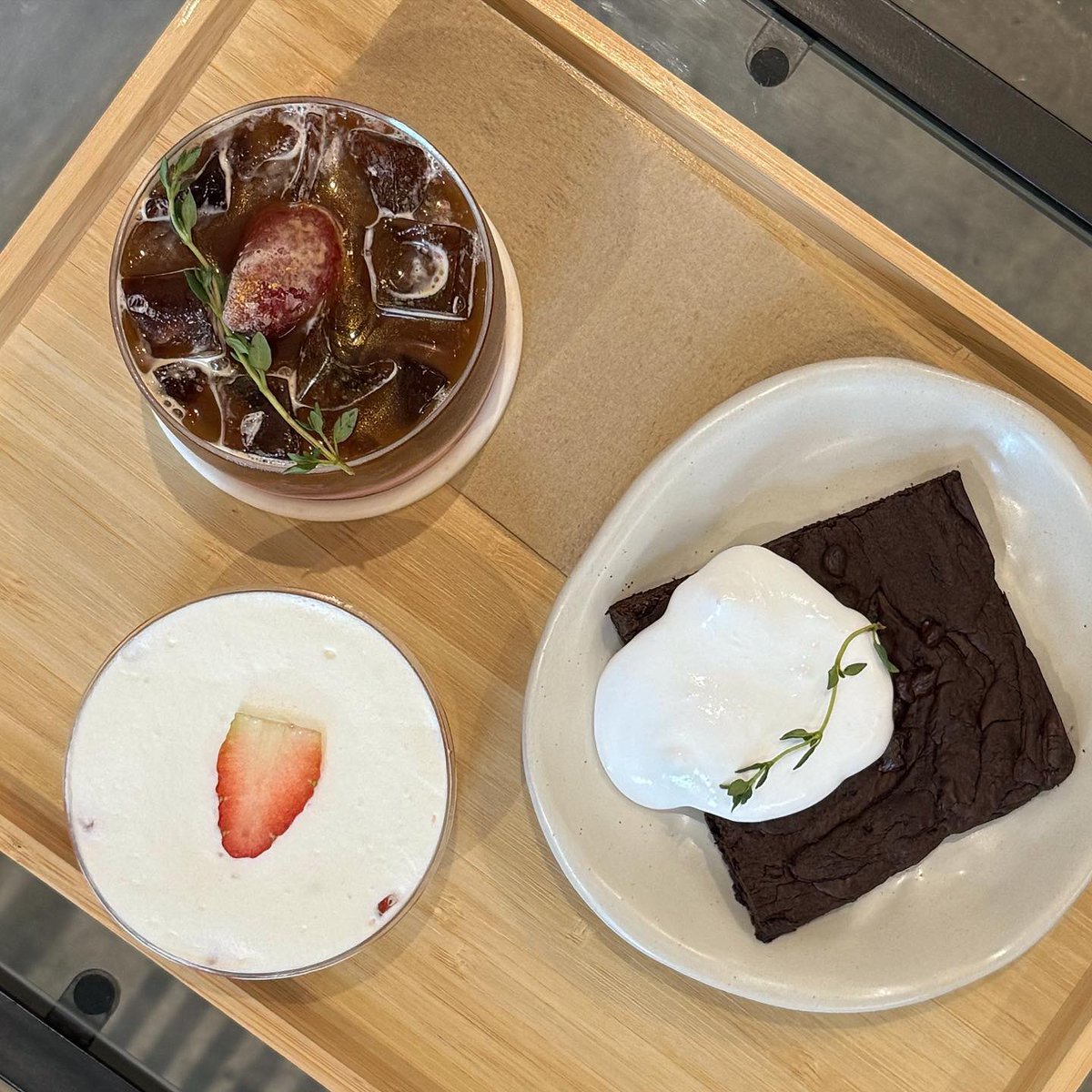 Proud to present our homemade brownies and we serve with our special Valentine drinks “Before you” a strawberry milk on side with strawberry sauce and top with double espresso ☕️🍓
#holidatecafe