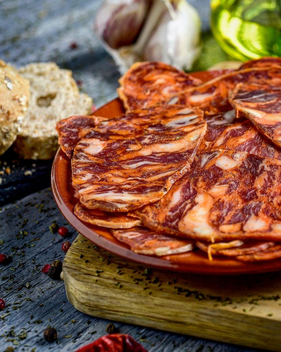 spanishkitchen5's tweet image. Le Lomo Ibérico, c’est l’élégance du 🐖 ibérique dans toute sa splendeur ! 🇪🇸

Affiné lentement, assaisonné juste comme il faut, le lomo fond en bouche avec des arômes intenses de noisette et de chêne 🌳

Une tranche, et vous êtes transporté en pleine dehesa espagnole 🌿

#Lomo