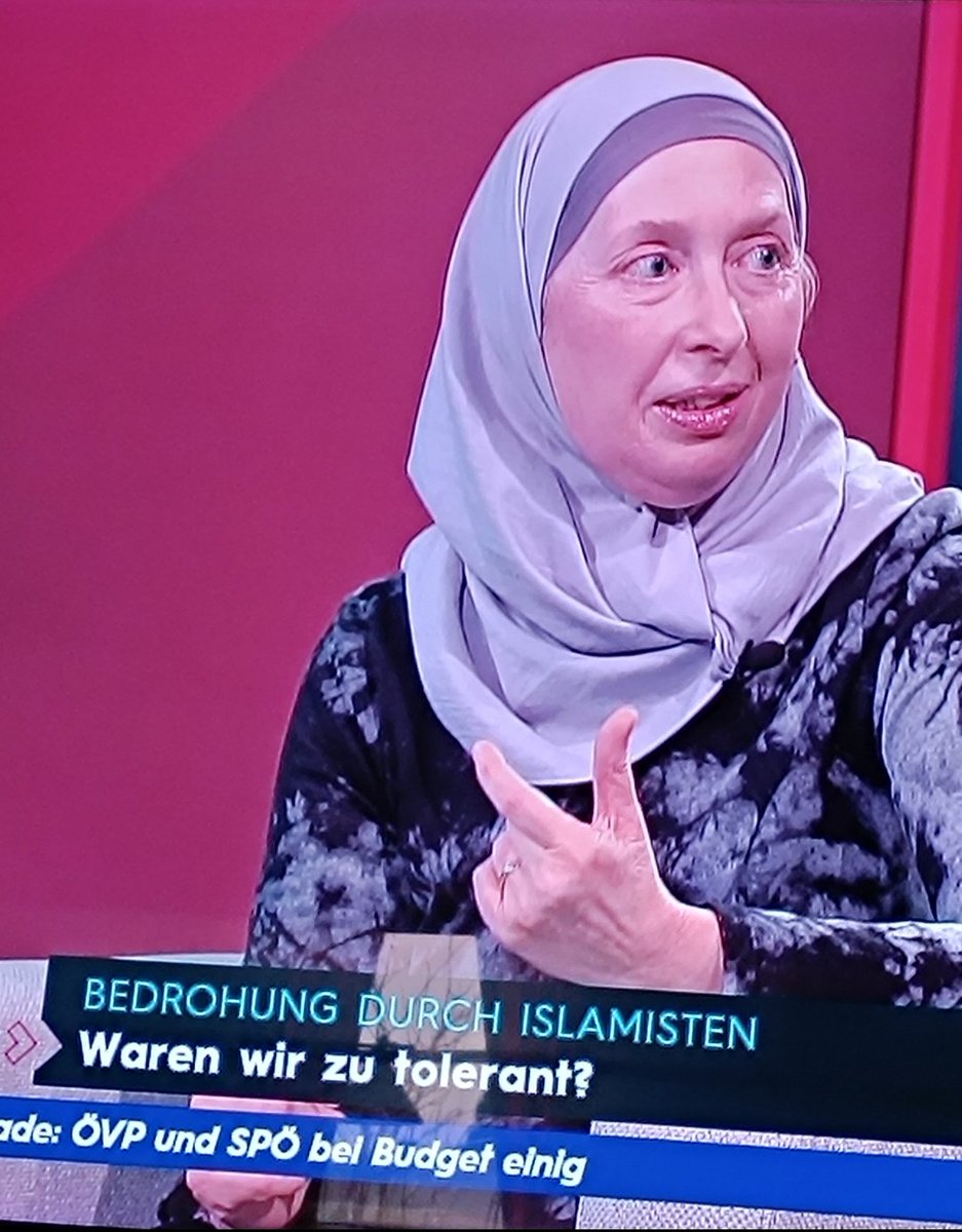 Thomas139778461's tweet photo. Sie erklärt auf Puls24 die Sharia, alles nicht so schlimm #proundcontra
Herr Sichrovsky packts nicht, was sie da von sich gibt ...😉 https://t.co/lWHpl1CWlh