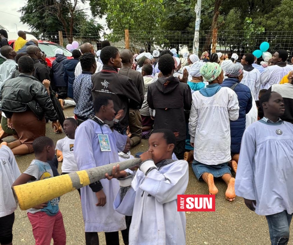 dailysunsa's tweet photo. PICS: Shembe brings blessings and hope ekasi ππΎ
#Shembe #SpiritualLeader #NazarethBaptistChurch #Ebuhleni
https://t.co/LrpQq2GUpr
