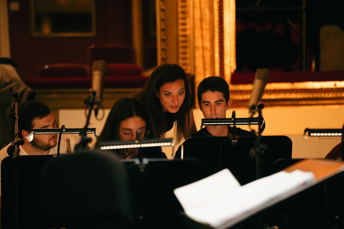✨ Hace un año me sumergía en la maravillosa aventura de El año pasado por agua con el Proyecto Zarza del Teatro de la Zarzuela. 
Dirigir esta producción fue un regalo. Además estuve rodeada de un equipo increíble y un elenco joven que demostró que la zarzuela tiene mucho futuro.