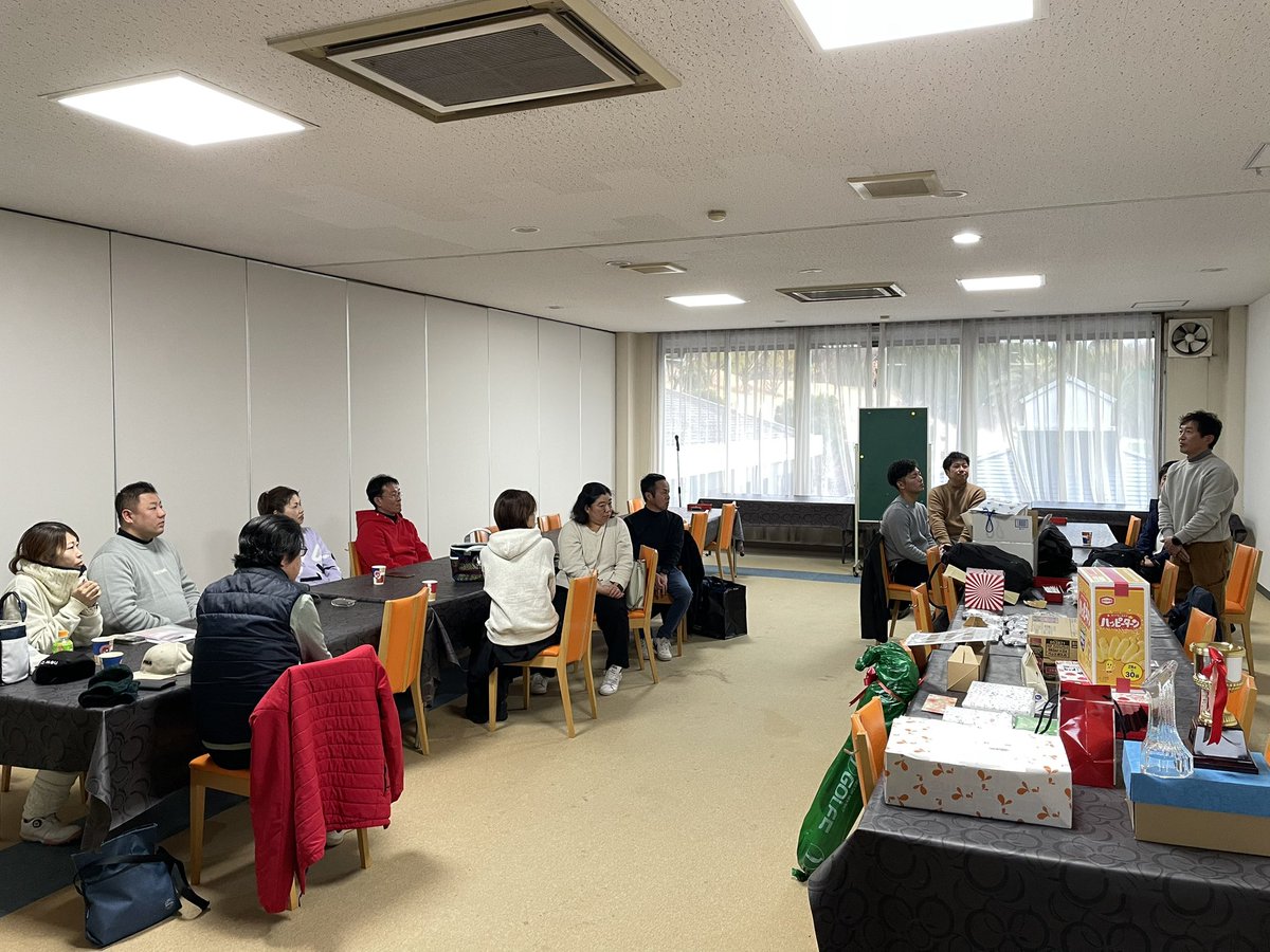 ofall_33's tweet photo. 第十回和泉市医療介護福祉連携競技会を開催しました⛳️

今回は訪問看護や入居サービスなどを経営されてる看護師と理学療法士が新たなメンバーが参加して下さいました🤩

積雪の影響で開催危ぶまれましたが無事開催✌🏻☃️

#ofall
#人との繋がり
#豊かさとは
#医療
#介護
#福祉
#連携
#ゴルフ
#和泉市 https://t.co/rvc1345x4x