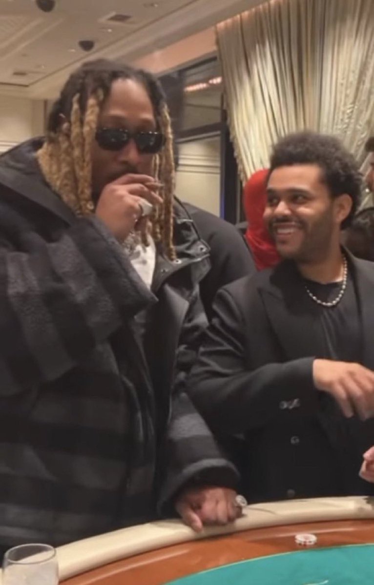 outXOftime's tweet photo. Is future a giant or is abel just smol 😭 https://t.co/BbjgLMN5Ka