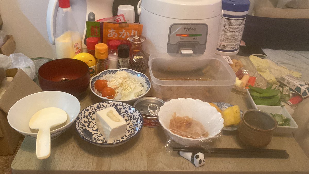 晩ご飯
今夜は、アオサの味噌汁、サラダ、冷奴、焼き鳥、肉野菜炒め、切り干し大根煮、黒酢ニンニク、カニボコとチーボコとジャッキーカルパスとキャンディチーズの盛り合わせ、枝豆、オクラをおかずにしました。
居酒屋ヤン🏮、本日も開店でございます。