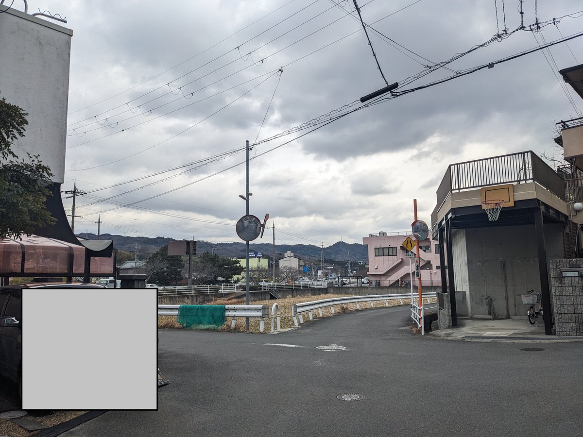 umeyakimi's tweet photo. 久しぶりにバスケゴールのある家をみつけた。
ストリートビューによると3年前はなかったみたい。
ただ飾ってるだけならいいけどもしここでバスケされたらすぐ近くの人駐車場のクルマにボール当たりそうでヒヤヒヤしそう。 https://t.co/vCmucbEbpQ