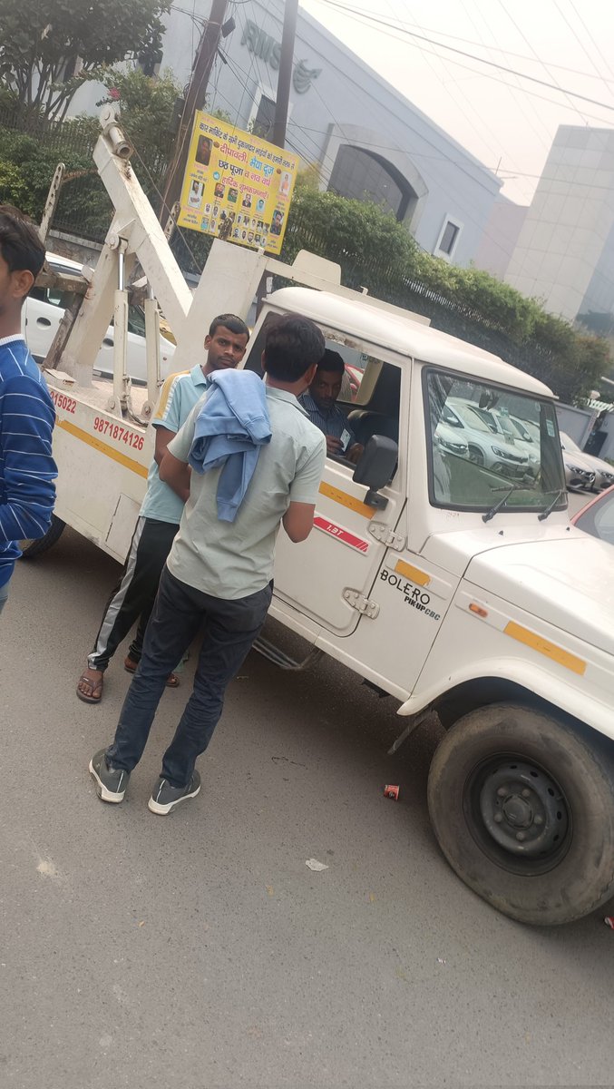 deesingh008's tweet photo. @112UttarPradesh @noida_authority 

Towing truck was blocking entry roads of sector 16 corporate offices, Driver Yogesh Yadav was drunk on duty and challenged people that he and his vehicle are government, so nothing can be done against him. Please look into this and take action. https://t.co/WInuWm7jUY