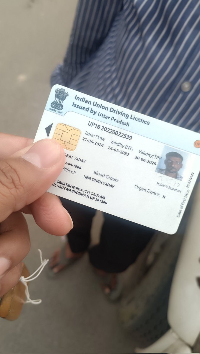 deesingh008's tweet photo. @112UttarPradesh @noida_authority 

Towing truck was blocking entry roads of sector 16 corporate offices, Driver Yogesh Yadav was drunk on duty and challenged people that he and his vehicle are government, so nothing can be done against him. Please look into this and take action. https://t.co/WInuWm7jUY
