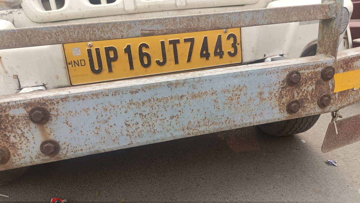 deesingh008's tweet photo. @112UttarPradesh @noida_authority 

Towing truck was blocking entry roads of sector 16 corporate offices, Driver Yogesh Yadav was drunk on duty and challenged people that he and his vehicle are government, so nothing can be done against him. Please look into this and take action. https://t.co/WInuWm7jUY